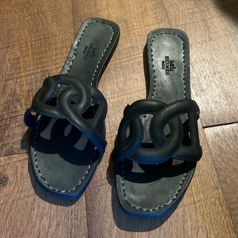 Hermes Aloha (AUTHENTIC PLS READ DESCRIPTION) size 40 Sandals